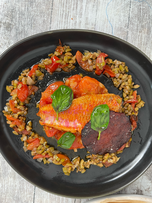 FILETS DE ROUGET, CONCASSÉ DE TOMATES CERISES, SAUCE DIABLE